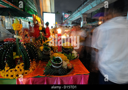 Sharadha Sharada Navratri festival indù Sathorn road Bangkok thailandia durga culto santuario offerta di alimenti speciali Foto Stock