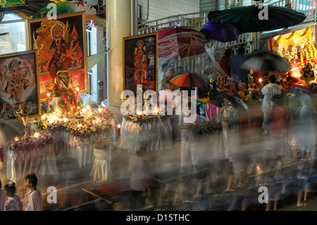 Sharadha Sharada Navratri festival indù Sathorn road Bangkok thailandia durga culto santuario offerta di alimenti speciali Foto Stock