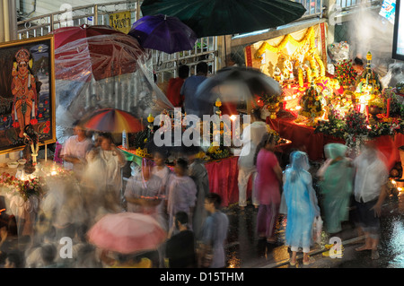 Sharadha Sharada Navratri festival indù Sathorn road Bangkok thailandia durga culto santuario offerta di alimenti speciali Foto Stock