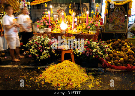 Sharadha Sharada Navratri festival indù Sathorn road Bangkok thailandia durga culto santuario offerta di alimenti speciali Foto Stock