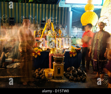 Sharadha Sharada Navratri festival indù Sathorn road Bangkok thailandia durga culto santuario offerta di alimenti speciali Foto Stock