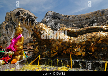 Reclining statua del Buddha Wat Lokayasutharam Ayutthaya Thailandia parallelo specchio piccolo grande santuario religione buddista foglia oro Foto Stock