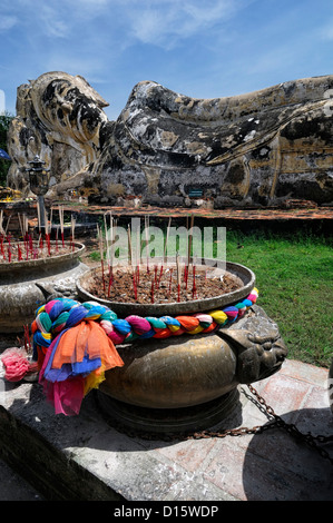 Reclining statua del Buddha Wat Lokayasutharam Ayutthaya Thailandia parallelo specchio piccolo grande santuario religione buddista Foto Stock