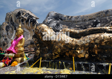 Reclining statua del Buddha Wat Lokayasutharam Ayutthaya Thailandia parallelo specchio piccolo grande santuario religione buddista foglia oro Foto Stock