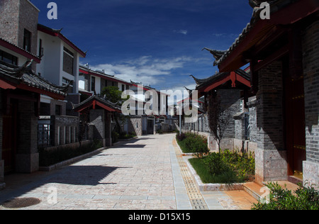 Cinese moderna area di alloggiamento vicino alla città di Lijiang in centrale sud della provincia dello Yunnan.Build in trad.Naxi design e colori di quella regione. Foto Stock