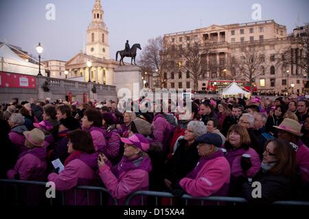 Londra, Regno Unito. 8 dicembre 2012 un pubblico di volontari, tra cui team di Ambasciatori di Londra, Londra 2012 giochi politici, gli ambasciatori di viaggio e altri volontari olimpici, guardare uno speciale concerto di carol in Trafalgar Square. Foto Stock