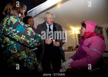 Londra, Regno Unito. 8 dicembre 2012 il sindaco di Londra Boris Johnson ha incontrato i volontari delle Olimpiadi di Londra 2012 chi erano gli ospiti speciali in un concerto di carol in Trafalgar Square. Foto Stock