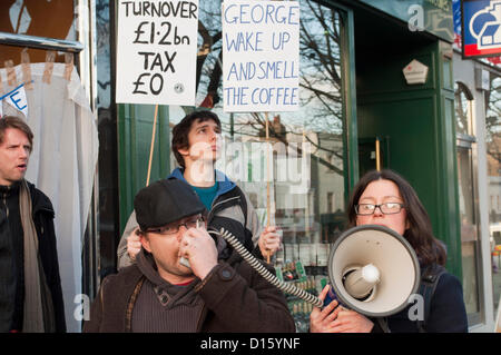 08 dicembre 2012 Londra UK. Membri del Regno Unito intonso protesta corporate evasione fiscale al di fuori della strada superiore il ramo di Starbucks in Islington, Londra Nord. I manifestanti hanno richiamato l'attenzione di tagli di austerità che stanno lasciando il paese di persone senzatetto mentre le grandi imprese utilizzano scappatoie legali per evitare grandi fatture fiscali. Foto Stock