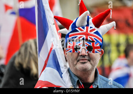 8 dicembre 2012, Belfast, Irlanda del Nord. Attorno al 2000 manifestanti radunati a Belfast City Hall per protestare contro la rimozione della bandiera europea. Foto Stock