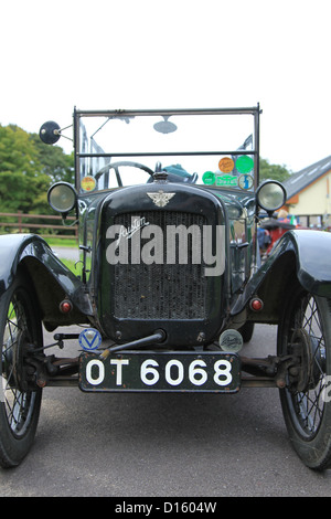 Vecchia auto d'epoca, parcheggiato su una strada irlandese Foto Stock