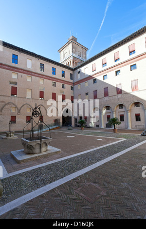 Bene sul cortile interno del Castello Estense di Ferrara, Italia Foto Stock