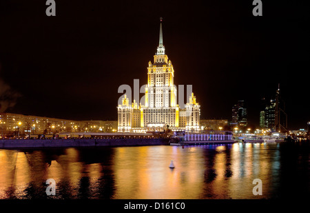 Vista notturna di Stalin su vysotka Tara Shevchenko terrapieno a Mosca, Russia Foto Stock