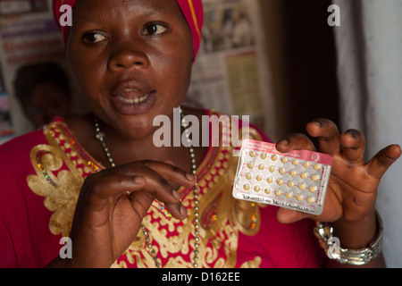 Una comunità di salute volontario discute i contraccettivi orali in Kasese, Uganda, Africa orientale. Foto Stock