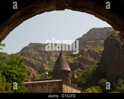 Monastero di Geghard arco d'ingresso e chiesa Foto Stock