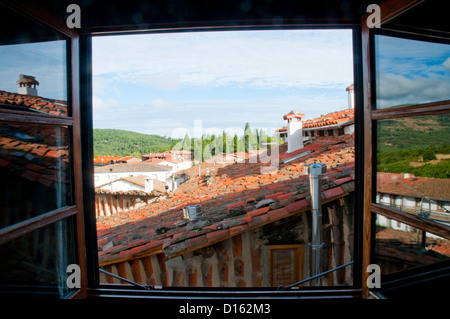 Vista da una finestra aperta. Candelario, provincia di Salamanca, Castilla Leon, Spagna. Foto Stock
