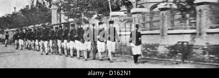 La fanteria giapponese lasciando loro caserme durante il rilievo di Tientsin, Cina, Boxer Rebellion, 1900 Foto Stock