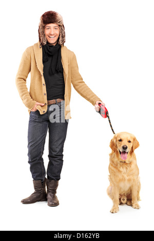 A piena lunghezza Ritratto di una giovane ragazzo hansdome con retriever cane isolato su sfondo bianco Foto Stock