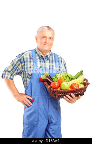 Coppia l'agricoltore che detiene un cesto pieno di verdure fresche isolata contro uno sfondo bianco Foto Stock