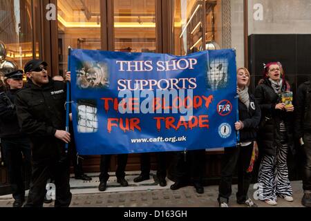 Londra, Regno Unito. 8 dicembre 2012 la coalizione di abolire il commercio di pellicce organizzato manifestazioni di protesta al di fuori del negozio Burberry sul Regents Street contro la vendita di pellicce. Si è passati poi a Great Marlborough Street dove hanno protestato fuori al di là di rétro. Foto Stock