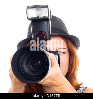 Close up di fotoreporter femmina tenere la fotocamera, isolato su sfondo bianco. Foto Stock