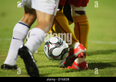 SUEZ, EGITTO - SETTEMBRE 29: Dettaglio del pallone di gioco durante la partita del gruppo C della Coppa del mondo FIFA U-20 2009 tra Stati Uniti e Camerun allo stadio Mubarak il 29 settembre 2009 a Suez, Egitto solo per uso editoriale. Uso commerciale vietato. (Fotografia di Jonathan Paul Larsen / Diadem Images) Foto Stock