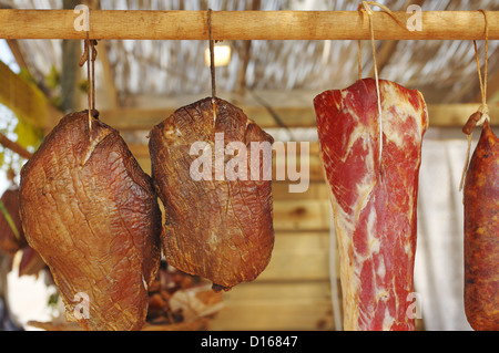 Selezione di carne affumicata, food fair in Polonia Foto Stock