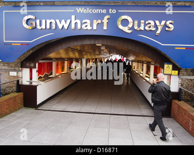 L'ingresso principale tunnel in Gunwharf Quays shopping center a Portsmouth Foto Stock