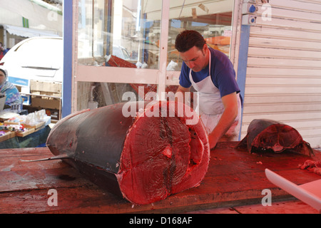 Tonno fresco per la vendita, il mercato all'aperto, Palermo, Sicilia, Italia Foto Stock