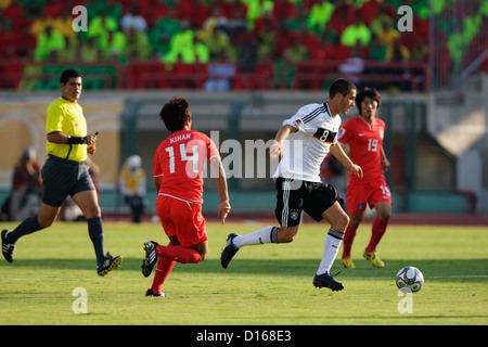 Mario Vrancic di Germania (8) sul pallone come Ki Han Moon della Corea del Sud (14) ombre durante un 2009 FIFA U-20 World Cup Match. Foto Stock