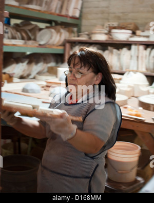 Lavoratore in una piastrella di argilla factory,LA Foto Stock