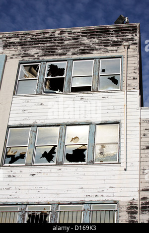 Vetri rotti su un edificio abbandonato al chiuso Mare isola cantiere navale in Vallejo, California Foto Stock