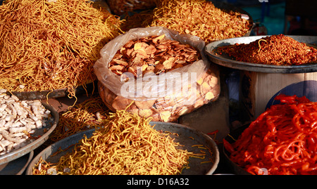 Spuntini sul mercato in stallo Foto Stock