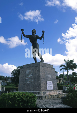 Storica schiavitù emancipazione statua di Bussa dello scultore barbadiano Karl Broodhagen che simboleggia la 'rottura delle catene' San Michele Barbados Caraibi Foto Stock
