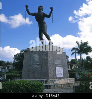 Storica schiavitù emancipazione statua di Bussa dello scultore barbadiano Karl Broodhagen che simboleggia la 'rottura delle catene' San Michele Barbados Caraibi Foto Stock