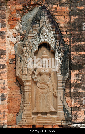 Il bassorilievo di una divinità femminile che indossa una lunga veste pieghettata e tenendo un fly frusta, Lolei, tempio di Angkor, Cambogia Foto Stock