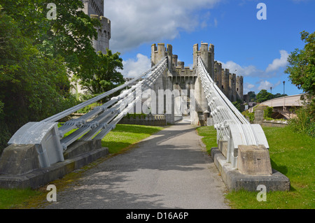 Thomas Telford originale di Conwy road sospensione ponte sopra il fiume Conwy ora un sentiero per pedoni solo Conwy Castle oltre il Galles del Nord Regno Unito Foto Stock