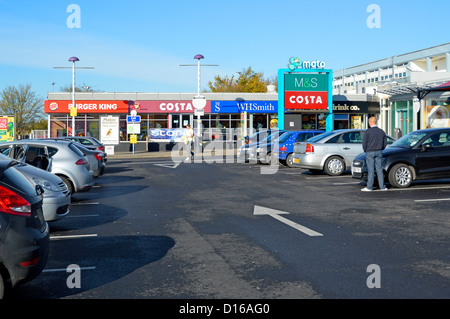 Libera breve soggiorno parcheggio auto alla stazione di servizio autostradale gestito da moto sulla M1 Foto Stock