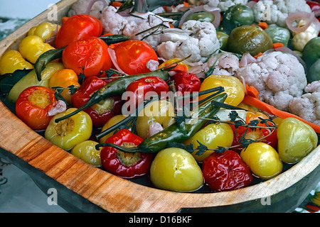 Sottaceti preparate in casa, esposti alla rinfusa per la vendita.tradizionale rumena. Foto Stock