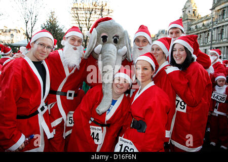 Domenica 9 dicembre 2012, Santa Dash Charity Fun Run, George Square, Glasgow. Dottorandi della Strathclyde University, Glasgow, raccogliendo fondi per le associazioni di beneficenza universitarie, all'inizio della corsa di beneficenza, sponsorizzata dal Daily Record. Alamy Live News Foto Stock