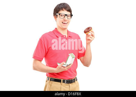 Un sorridente ragazzo indossa t-shirt rossa e mangiare una ciambella isolati su sfondo bianco Foto Stock