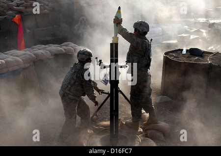 Un US Army Soldier scende un 120mm rotondo di malta nel tubo mentre durante un incendio missione Luglio 13, 2009 in provincia Paktika, Afghanistan. Foto Stock