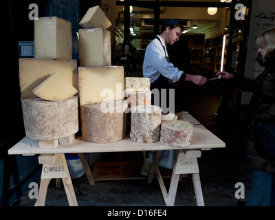 Cantiere Neals stallo di formaggio al di fuori del parco Street negozio vicino a Borough Market Ponte di Londra Inghilterra REGNO UNITO Foto Stock