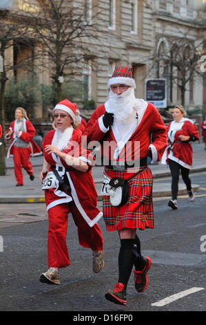 Domenica 9 dicembre 2012, il centro della città di Glasgow, Scozia, Glasgow 5k Santa Dash.La Santa Dash è eseguito annualmente da circa 2000 partecipanti di tutte le età in aiuto delle associazioni di beneficenza e le buone cause. Alamy Live News Foto Stock