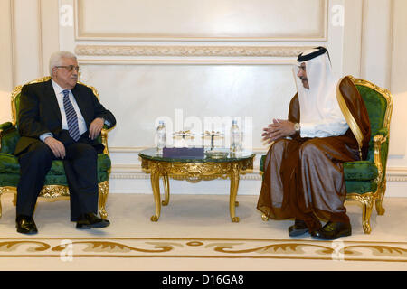 Dicembre 9, 2012 - Agenda di Doha, Doha, Qatar - il presidente palestinese Mahmoud Abbas incontra Sheikh Hamad bin Jasem Al Thani i Primi Ministri del Qatar a Doha, 9 dicembre, 2012 (credito Immagine: © Thaer Ganaim APA/images/ZUMAPRESS.com) Foto Stock