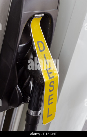 Ugello carburante dietro il lembo di colore giallo indicante diesel Foto Stock