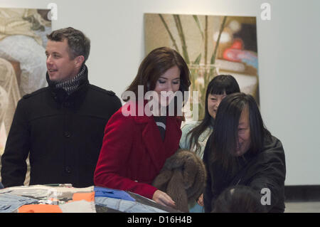 Il Principe Corona Frederik e la Principessa Corona Maria di Danimarca visitano la Galleria d'Arte di Red Brick nel quartiere d'Arte 798 di Pechino, in Cina, come parte di un tour in Asia che include Hong Kong e Pechino. © Time-Snap Foto Stock