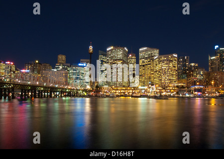 La notte spettacolare skyline di Sydney, Australia come si vede dal Darling Harbour. Foto Stock