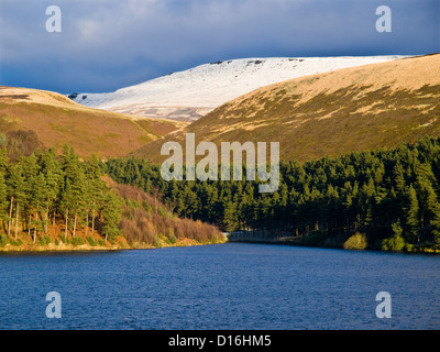 La neve sul Howden Mori sopra il serbatoio Ladybower nel Peak District Foto Stock