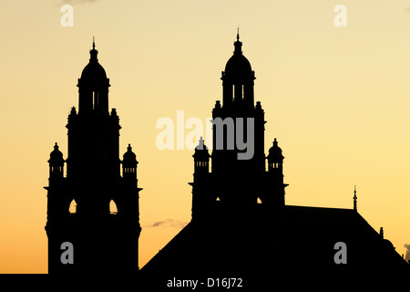 Silhouette della galleria d'arte vittoriana Kelvingrove e Museo al tramonto, Glasgow, Scozia, Regno Unito Foto Stock