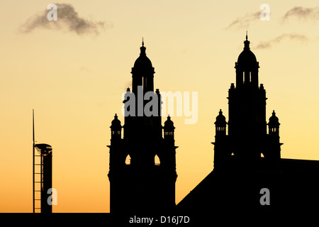 Silhouette della galleria d'arte e museo vittoriano Kelvingrove e della torre di osservazione contemporanea al tramonto, Glasgow, Scozia, Regno Unito Foto Stock